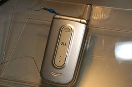 中興亮相2004年中國國際通信設(shè)備技術(shù)展，展示最新系列手機圖片引領(lǐng)通信新風(fēng)尚